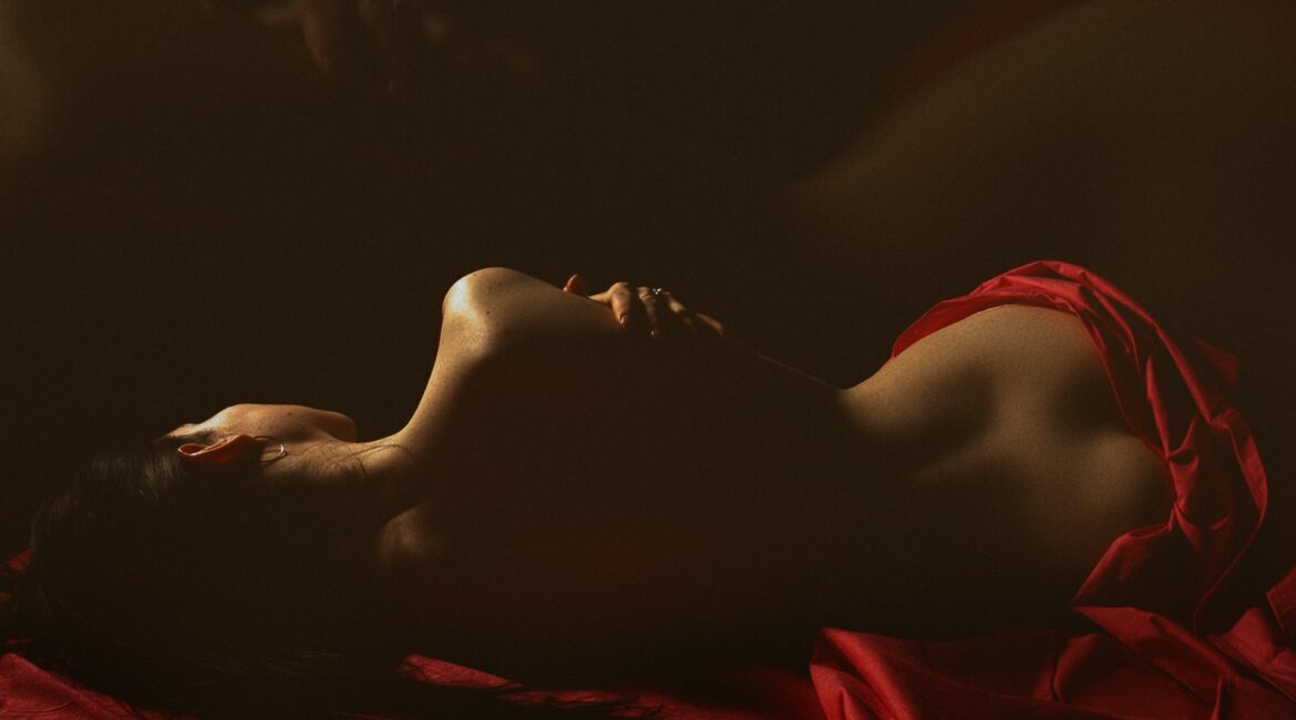 Massagista sensual deitada no La Maison Spa