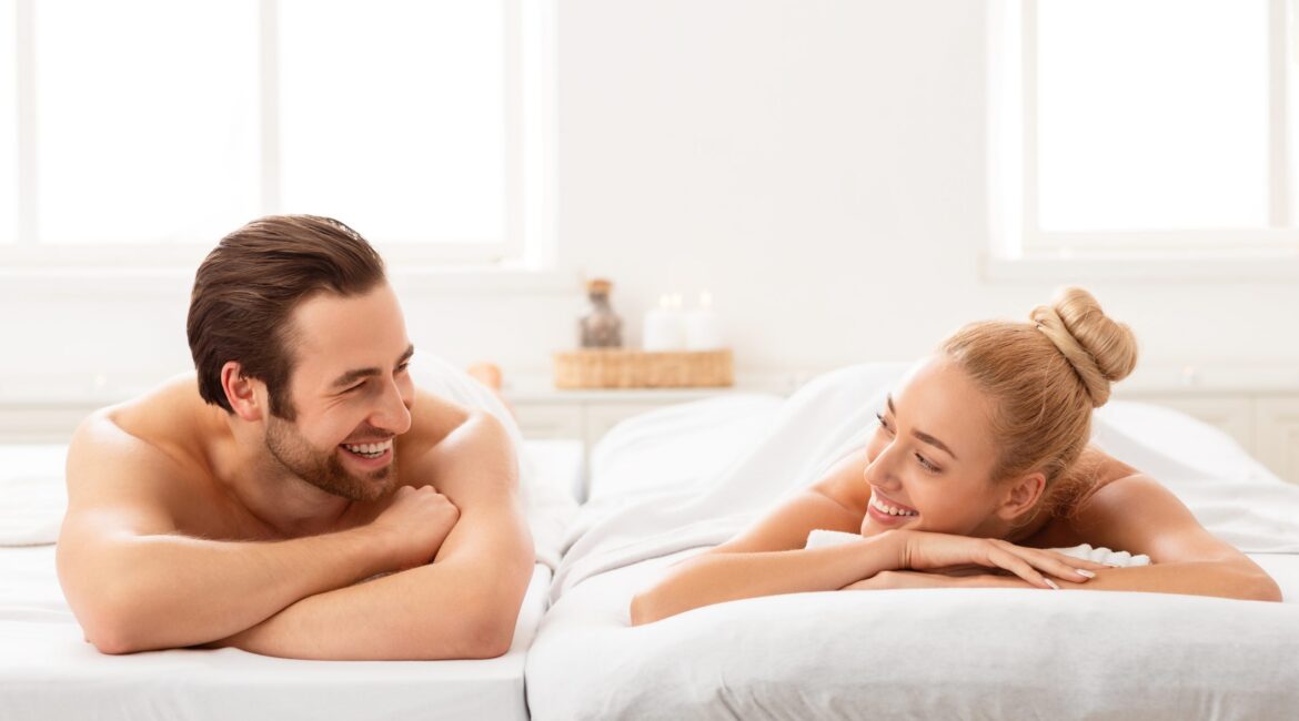 Casal deitado no Tatami