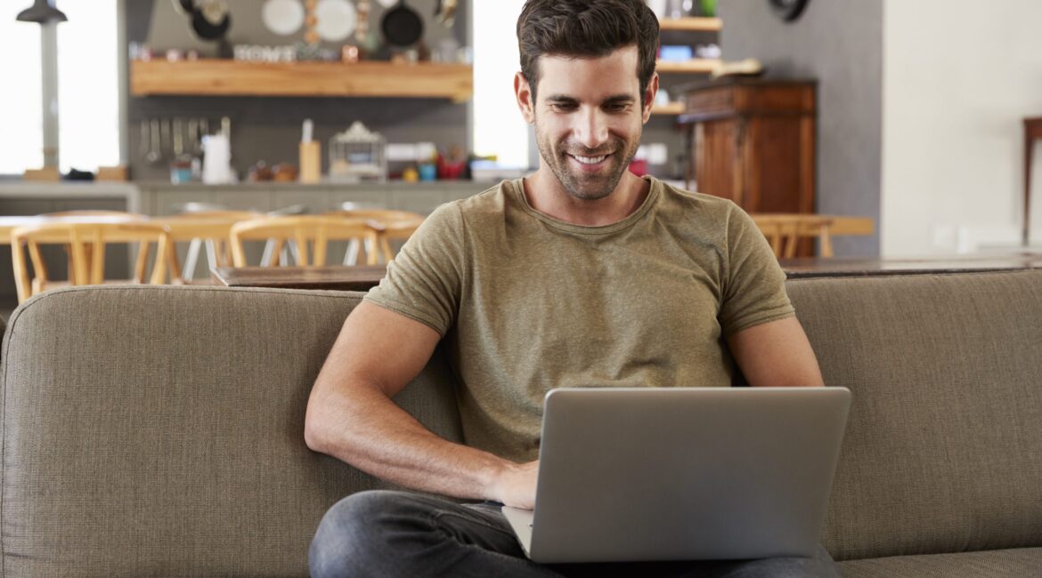 Homem na sala com computador